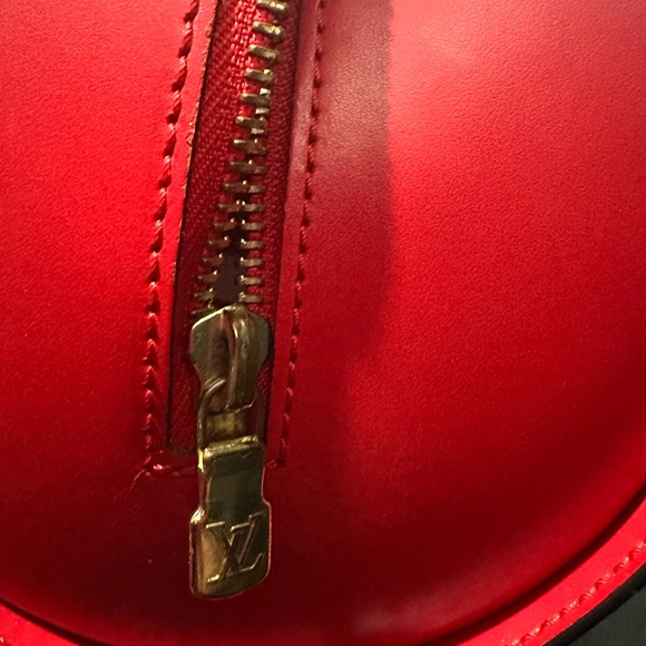 Louis Vuitton Red Epi Shoulder Bag - Pre loved100% authentic - Picture 3 of 12